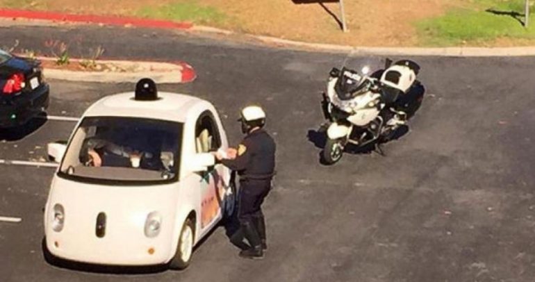 حين توقفت سيارة “جوجل” على حاجز للشرطة المرورية
